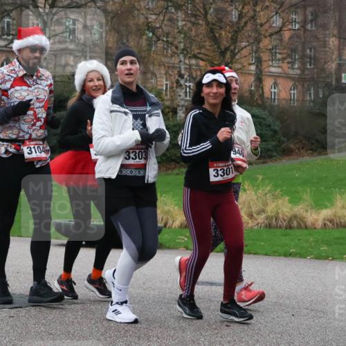 08.12.2024 - St. Pauli X-Mass-Run No. 14 Strokosch-Dieckow http://msf.ph/oto/7506632 08.12.2024 09:43:18 Laufen 1189, 3104, 3303, 940, 3301 meine-sportfotos.de