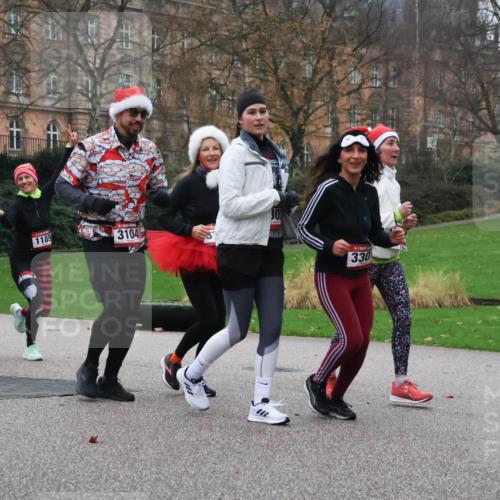 08.12.2024 - St. Pauli X-Mass-Run No. 14 Strokosch-Dieckow http://msf.ph/oto/7506633 08.12.2024 09:43:18 Laufen 2042, 2043, 1189, 31045, 330 meine-sportfotos.de