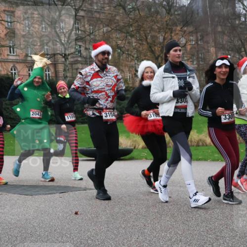 08.12.2024 - St. Pauli X-Mass-Run No. 14 Strokosch-Dieckow http://msf.ph/oto/7506635 08.12.2024 09:43:19 Laufen 355, 1355, 2043, 1189, 3104, 3105, 330, 3301, 1940 meine-sportfotos.de