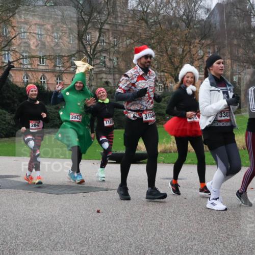 08.12.2024 - St. Pauli X-Mass-Run No. 14 Strokosch-Dieckow http://msf.ph/oto/7506637 08.12.2024 09:43:19 Laufen 25, 1355, 2043, 3104, 2042, 1189, 3303, 3301, 194 meine-sportfotos.de