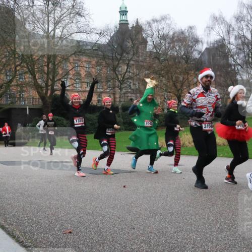 08.12.2024 - St. Pauli X-Mass-Run No. 14 Strokosch-Dieckow http://msf.ph/oto/7506641 08.12.2024 09:43:19 Laufen 1355, 204, 3303, 2043, 3104, 330 meine-sportfotos.de