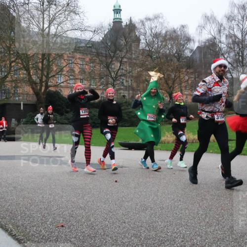 08.12.2024 - St. Pauli X-Mass-Run No. 14 Strokosch-Dieckow http://msf.ph/oto/7506643 08.12.2024 09:43:20 Laufen 1355, 2043, 3104, 830, 1189 meine-sportfotos.de