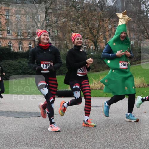 08.12.2024 - St. Pauli X-Mass-Run No. 14 Strokosch-Dieckow http://msf.ph/oto/7506647 08.12.2024 09:43:20 Laufen 258, 86, 1355, 204, 2043 meine-sportfotos.de