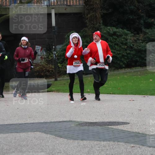 08.12.2024 - St. Pauli X-Mass-Run No. 14 Strokosch-Dieckow http://msf.ph/oto/7506660 08.12.2024 09:43:23 Laufen 3166, 833, 2505, 2504 meine-sportfotos.de