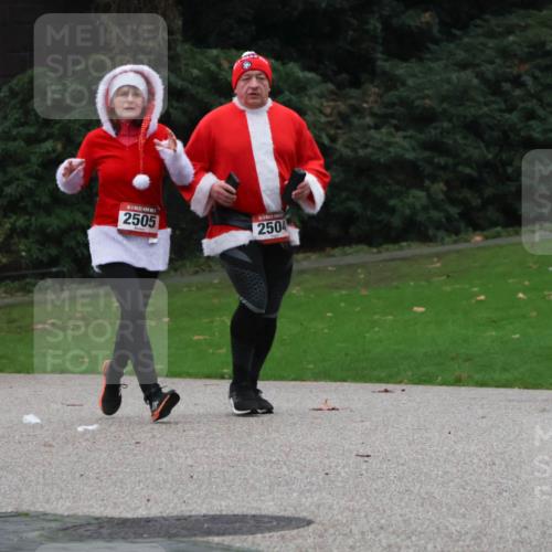 08.12.2024 - St. Pauli X-Mass-Run No. 14 Strokosch-Dieckow http://msf.ph/oto/7506664 08.12.2024 09:43:23 Laufen 2505, 2504 meine-sportfotos.de
