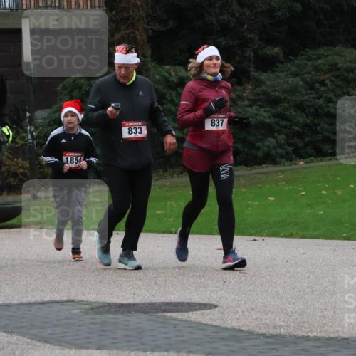 08.12.2024 - St. Pauli X-Mass-Run No. 14 Strokosch-Dieckow http://msf.ph/oto/7506678 08.12.2024 09:43:26 Laufen 1856, 1854, 833, 837 meine-sportfotos.de