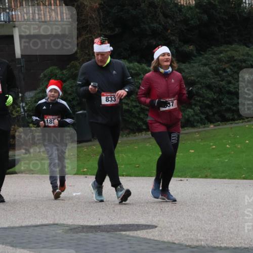 08.12.2024 - St. Pauli X-Mass-Run No. 14 Strokosch-Dieckow http://msf.ph/oto/7506680 08.12.2024 09:43:26 Laufen 1856, 18, 833, 37 meine-sportfotos.de
