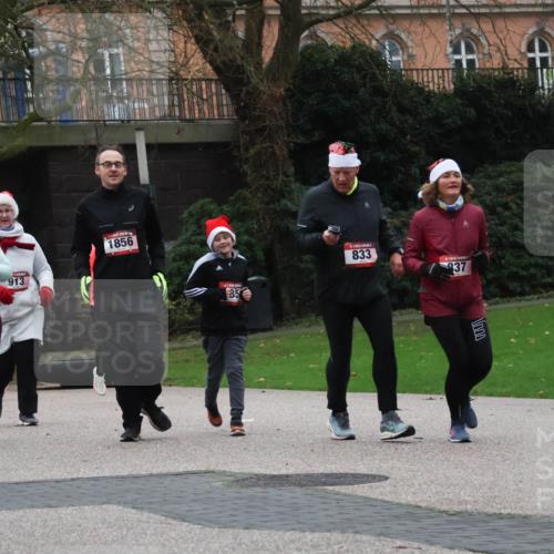 08.12.2024 - St. Pauli X-Mass-Run No. 14 Strokosch-Dieckow http://msf.ph/oto/7506683 08.12.2024 09:43:26 Laufen 2587, 12, 913, 1856, 85, 833, 937 meine-sportfotos.de