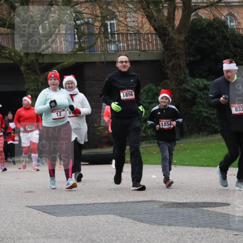 08.12.2024 - St. Pauli X-Mass-Run No. 14 Strokosch-Dieckow http://msf.ph/oto/7506685 08.12.2024 09:43:26 Laufen 1251, 7312, 2587, 12, 91, 1856, 1854, 833, 837, 1000 meine-sportfotos.de