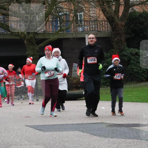 08.12.2024 - St. Pauli X-Mass-Run No. 14 Strokosch-Dieckow http://msf.ph/oto/7506687 08.12.2024 09:43:27 Laufen 1251, 2587, 12, 1856, 185, 833 meine-sportfotos.de