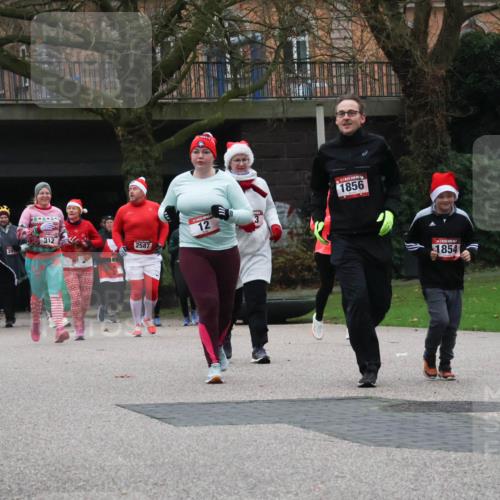 08.12.2024 - St. Pauli X-Mass-Run No. 14 Strokosch-Dieckow http://msf.ph/oto/7506689 08.12.2024 09:43:27 Laufen 2754, 10, 1251, 843, 312, 2587, 12, 1856, 1854, 833 meine-sportfotos.de