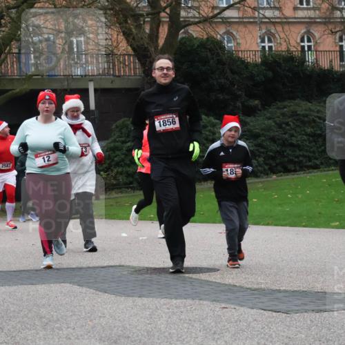 08.12.2024 - St. Pauli X-Mass-Run No. 14 Strokosch-Dieckow http://msf.ph/oto/7506696 08.12.2024 09:43:28 Laufen 12, 152, 2587, 12, 1856, 8, 833 meine-sportfotos.de