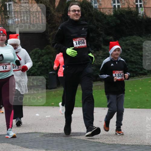 08.12.2024 - St. Pauli X-Mass-Run No. 14 Strokosch-Dieckow http://msf.ph/oto/7506697 08.12.2024 09:43:28 Laufen 2587, 14, 12, 913, 1856, 1854 meine-sportfotos.de