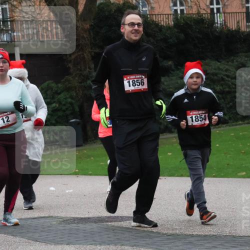 08.12.2024 - St. Pauli X-Mass-Run No. 14 Strokosch-Dieckow http://msf.ph/oto/7506700 08.12.2024 09:43:28 Laufen 2587, 12, 1856, 1854 meine-sportfotos.de