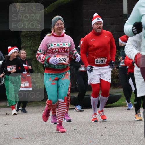 08.12.2024 - St. Pauli X-Mass-Run No. 14 Strokosch-Dieckow http://msf.ph/oto/7506706 08.12.2024 09:43:29 Laufen 2843, 288, 54, 11, 14, 312, 1152, 2587, 115, 12 meine-sportfotos.de
