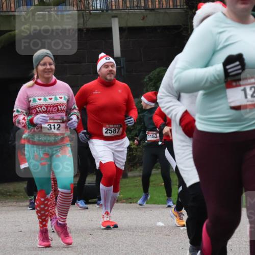 08.12.2024 - St. Pauli X-Mass-Run No. 14 Strokosch-Dieckow http://msf.ph/oto/7506709 08.12.2024 09:43:29 Laufen 54, 11, 312, 2587, 1153, 12 meine-sportfotos.de