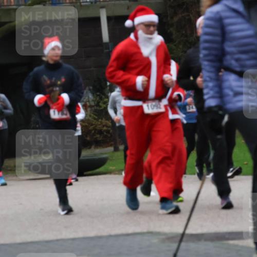 08.12.2024 - St. Pauli X-Mass-Run No. 14 Strokosch-Dieckow http://msf.ph/oto/7506782 08.12.2024 09:43:38 Laufen 3294, 3210, 1092, 243, 1251 meine-sportfotos.de