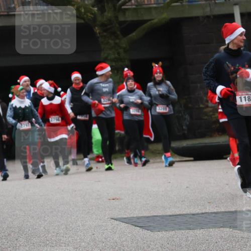 08.12.2024 - St. Pauli X-Mass-Run No. 14 Strokosch-Dieckow http://msf.ph/oto/7506787 08.12.2024 09:43:39 Laufen 2798, 2797, 3183, 3286, 3269, 1183, 2306 meine-sportfotos.de