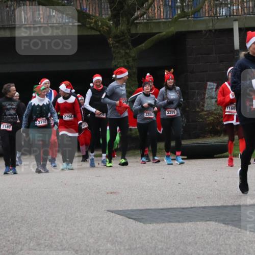 08.12.2024 - St. Pauli X-Mass-Run No. 14 Strokosch-Dieckow http://msf.ph/oto/7506790 08.12.2024 09:43:39 Laufen 3123, 3183, 286, 2798, 2797, 1169, 3289, 3288, 6911, 1183, 2306 meine-sportfotos.de