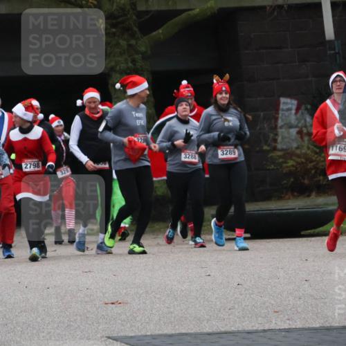 08.12.2024 - St. Pauli X-Mass-Run No. 14 Strokosch-Dieckow http://msf.ph/oto/7506793 08.12.2024 09:43:39 Laufen 3183, 228, 2797, 2798, 3288, 3289, 328, 1169, 1169, 1183 meine-sportfotos.de