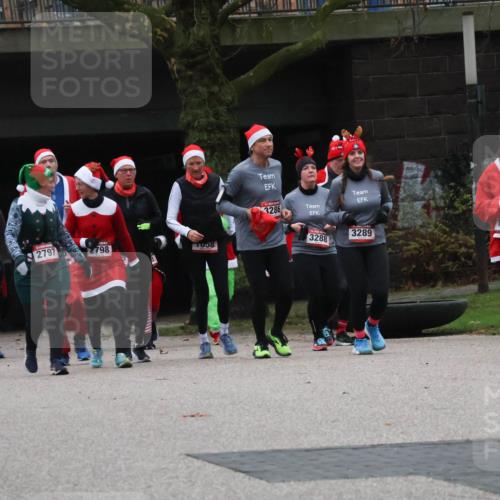 08.12.2024 - St. Pauli X-Mass-Run No. 14 Strokosch-Dieckow http://msf.ph/oto/7506798 08.12.2024 09:43:39 Laufen 937, 3183, 2797, 2798, 1058, 3286, 3288, 3289, 1169, 1169 meine-sportfotos.de