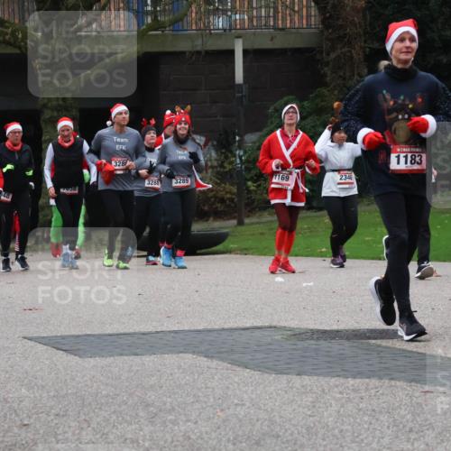 08.12.2024 - St. Pauli X-Mass-Run No. 14 Strokosch-Dieckow http://msf.ph/oto/7506800 08.12.2024 09:43:40 Laufen 2797, 2798, 48, 3286, 3288, 3289, 1169, 1169, 2346, 1183, 2435 meine-sportfotos.de