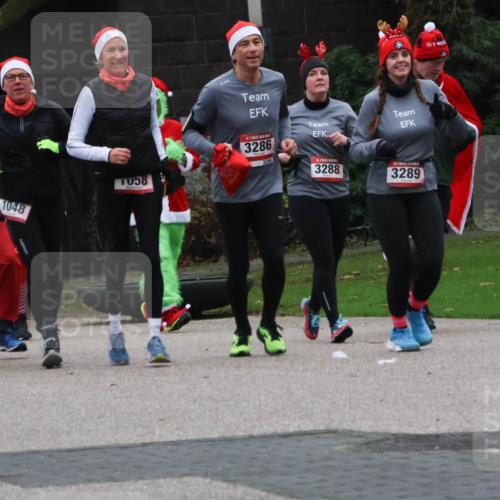 08.12.2024 - St. Pauli X-Mass-Run No. 14 Strokosch-Dieckow http://msf.ph/oto/7506824 08.12.2024 09:43:42 Laufen 2797, 798, 1048, 1058, 3286, 3285, 3288, 3289, 1169, 1169 meine-sportfotos.de