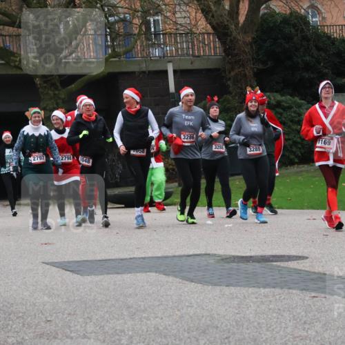 08.12.2024 - St. Pauli X-Mass-Run No. 14 Strokosch-Dieckow http://msf.ph/oto/7506828 08.12.2024 09:43:42 Laufen 3183, 3286, 1169, 3288, 09, 3289, 6911, 7058, 2797, 2798, 1048, 2346, 2301 meine-sportfotos.de