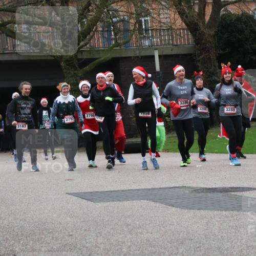 08.12.2024 - St. Pauli X-Mass-Run No. 14 Strokosch-Dieckow http://msf.ph/oto/7506830 08.12.2024 09:43:42 Laufen 3286, 1169, 3288, 3289, 2798, 1058, 2797, 1048, 3183 meine-sportfotos.de