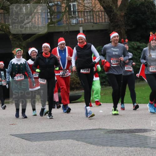 08.12.2024 - St. Pauli X-Mass-Run No. 14 Strokosch-Dieckow http://msf.ph/oto/7506832 08.12.2024 09:43:43 Laufen 3183, 295, 2797, 279, 3286, 58, 1146, 1048, 16, 3288, 116, 3289 meine-sportfotos.de