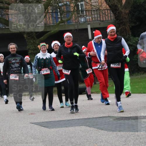 08.12.2024 - St. Pauli X-Mass-Run No. 14 Strokosch-Dieckow http://msf.ph/oto/7506840 08.12.2024 09:43:44 Laufen 3183, 279, 2797, 295, 1048, 328, 1146, 058, 3286, 3286 meine-sportfotos.de