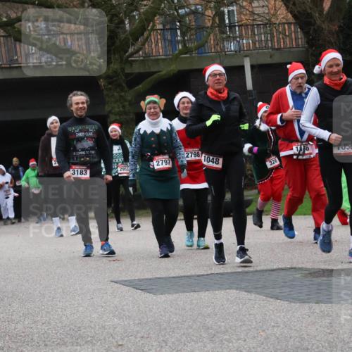 08.12.2024 - St. Pauli X-Mass-Run No. 14 Strokosch-Dieckow http://msf.ph/oto/7506844 08.12.2024 09:43:44 Laufen 3123, 3183, 2798, 2797, 1048, 2953, 328, 16, 1146 meine-sportfotos.de