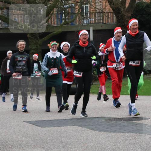 08.12.2024 - St. Pauli X-Mass-Run No. 14 Strokosch-Dieckow http://msf.ph/oto/7506845 08.12.2024 09:43:44 Laufen 2822, 437, 83, 058, 2797, 798, 16, 328, 2953, 1048, 3286, 3286 meine-sportfotos.de