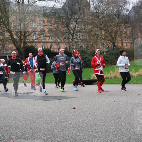08.12.2024 - St. Pauli X-Mass-Run No. 14 Strokosch-Dieckow http://msf.ph/oto/7506853 08.12.2024 09:43:45 Laufen 2797, 183, 1048, 3286, 058, 3289, 1169, 328, 234 meine-sportfotos.de