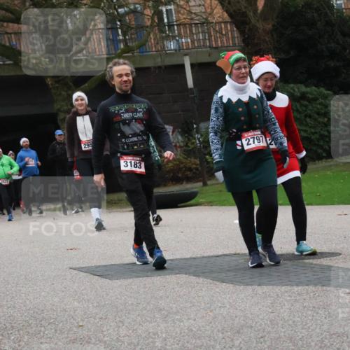 08.12.2024 - St. Pauli X-Mass-Run No. 14 Strokosch-Dieckow http://msf.ph/oto/7506866 08.12.2024 09:43:47 Laufen 41, 937, 2822, 295, 3183, 2797, 1048 meine-sportfotos.de