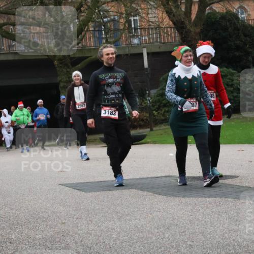 08.12.2024 - St. Pauli X-Mass-Run No. 14 Strokosch-Dieckow http://msf.ph/oto/7506869 08.12.2024 09:43:47 Laufen 3340, 2822, 2952, 70, 3183, 97, 98, 10 meine-sportfotos.de