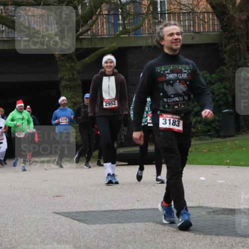 08.12.2024 - St. Pauli X-Mass-Run No. 14 Strokosch-Dieckow http://msf.ph/oto/7506882 08.12.2024 09:43:48 Laufen 312, 016, 937, 2822, 887, 3340, 2952, 3183, 97, 2 meine-sportfotos.de