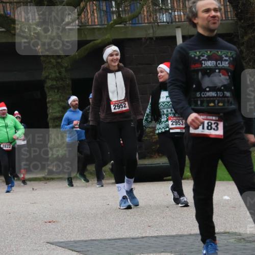 08.12.2024 - St. Pauli X-Mass-Run No. 14 Strokosch-Dieckow http://msf.ph/oto/7506884 08.12.2024 09:43:48 Laufen 887, 937, 2822, 2952, 2953, 2953, 183 meine-sportfotos.de
