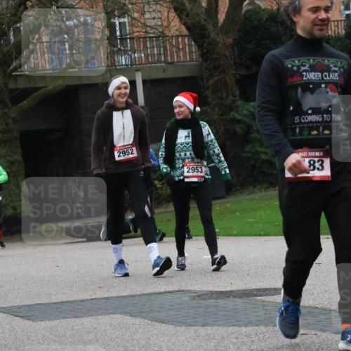 08.12.2024 - St. Pauli X-Mass-Run No. 14 Strokosch-Dieckow http://msf.ph/oto/7506891 08.12.2024 09:43:49 Laufen 887, 937, 3011, 2822, 2952, 2953, 14, 83 meine-sportfotos.de