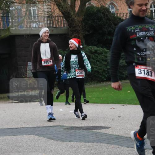 08.12.2024 - St. Pauli X-Mass-Run No. 14 Strokosch-Dieckow http://msf.ph/oto/7506895 08.12.2024 09:43:50 Laufen 37, 301, 2822, 2952, 2953, 3183 meine-sportfotos.de