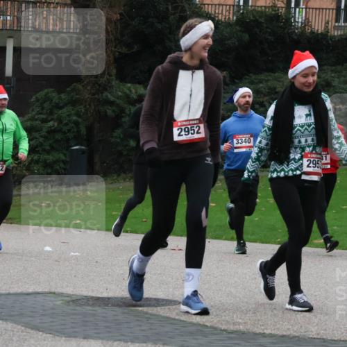 08.12.2024 - St. Pauli X-Mass-Run No. 14 Strokosch-Dieckow http://msf.ph/oto/7506906 08.12.2024 09:43:51 Laufen 151, 2822, 2952, 3340, 3340, 295 meine-sportfotos.de
