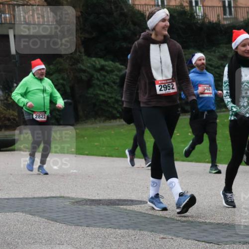 08.12.2024 - St. Pauli X-Mass-Run No. 14 Strokosch-Dieckow http://msf.ph/oto/7506909 08.12.2024 09:43:52 Laufen 151, 2822, 2952, 40, 2953 meine-sportfotos.de