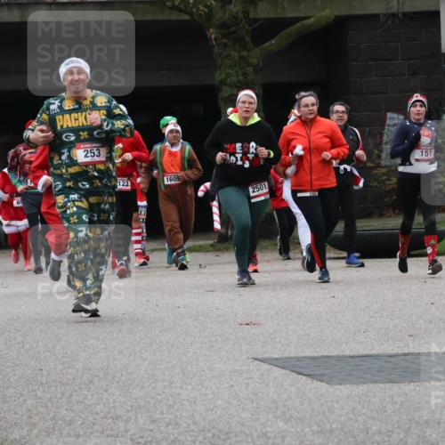 08.12.2024 - St. Pauli X-Mass-Run No. 14 Strokosch-Dieckow http://msf.ph/oto/7506915 08.12.2024 09:43:53 Laufen 03, 1609, 253, 123, 1605, 2501, 250, 2350, 151 meine-sportfotos.de
