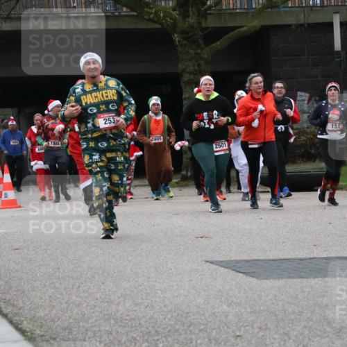 08.12.2024 - St. Pauli X-Mass-Run No. 14 Strokosch-Dieckow http://msf.ph/oto/7506918 08.12.2024 09:43:53 Laufen 1003, 253, 1609, 1985, 690, 605, 2501, 151 meine-sportfotos.de