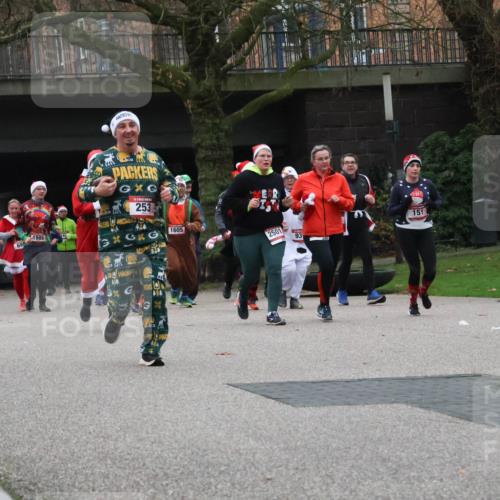08.12.2024 - St. Pauli X-Mass-Run No. 14 Strokosch-Dieckow http://msf.ph/oto/7506919 08.12.2024 09:43:53 Laufen 1003, 1609, 1985, 69, 253, 414, 1605, 2501, 93, 151 meine-sportfotos.de