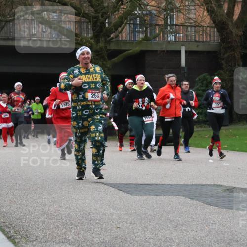 08.12.2024 - St. Pauli X-Mass-Run No. 14 Strokosch-Dieckow http://msf.ph/oto/7506922 08.12.2024 09:43:54 Laufen 690, 985, 253, 1385, 151, 2501 meine-sportfotos.de