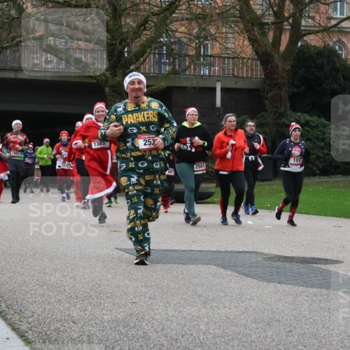 08.12.2024 - St. Pauli X-Mass-Run No. 14 Strokosch-Dieckow http://msf.ph/oto/7506926 08.12.2024 09:43:54 Laufen 690, 1985, 2016, 1385, 253, 444, 887, 2501, 151 meine-sportfotos.de