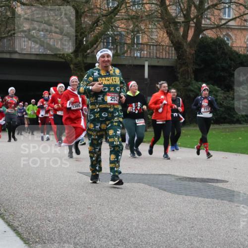 08.12.2024 - St. Pauli X-Mass-Run No. 14 Strokosch-Dieckow http://msf.ph/oto/7506930 08.12.2024 09:43:54 Laufen 253, 1385, 1985, 690, 79, 3123, 2016, 151, 2501 meine-sportfotos.de