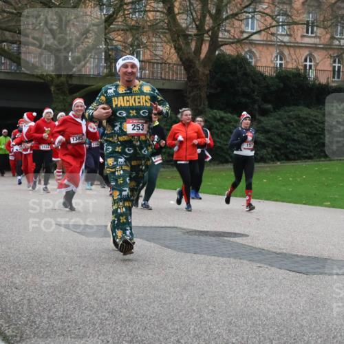 08.12.2024 - St. Pauli X-Mass-Run No. 14 Strokosch-Dieckow http://msf.ph/oto/7506931 08.12.2024 09:43:55 Laufen 1985, 3123, 690, 1385, 2146, 253, 2501, 15 meine-sportfotos.de