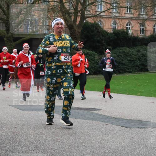 08.12.2024 - St. Pauli X-Mass-Run No. 14 Strokosch-Dieckow http://msf.ph/oto/7506933 08.12.2024 09:43:55 Laufen 1985, 751, 3123, 1385, 887, 117, 253, 151 meine-sportfotos.de